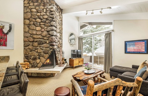 Aspen Condo | Great Two Bedroom Condo walking distance to town with Pool & Hot Tub