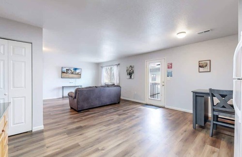 Brighton Apartment | Great Two King-Bed Rooms Near Airport - Ideal Stay!