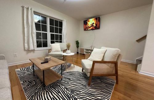 Stockade Historic District Apartment | Great Value Close to Proctors Gorgeous Townhouse