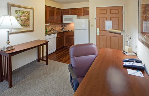 Aquia Harbour Condo | Great Value! Relaxing Retreat in Stafford! Shared Indoor Pool + 24h Business Center