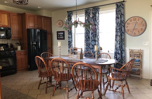 Central Vermont- Killington House | Great View/Full Serv. Sleeps 12-no bunks, Hot Tub, Sauna, 2mi to base 3 bd, 2.5b