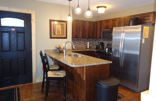 Chalet Village North Cabin | Great View & Location! 2 minutes to Gatlinburg & 7 minutes to Pigeon Forge