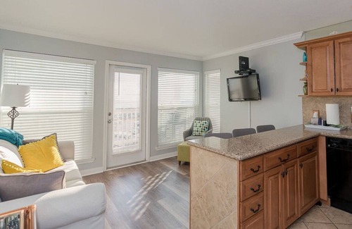 Galveston Apartment | Great Views! Heated Pools, Hot Tubs & Easy Beach A