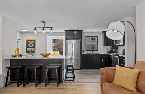 Ashwaubenon House | "Green and Golden" Hour- 5 min walk to Lambeau, indoor/outdoor space of dreams!