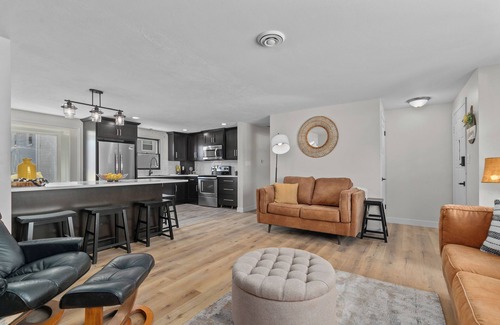Ashwaubenon House | "Green and Golden" Hour- 5 min walk to Lambeau, indoor/outdoor space of dreams!