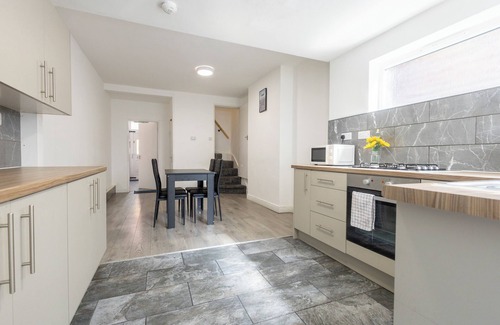 Nottingham House | Green Corner Stay – Stylish Getaway Near Shops, Gym & 10 minis to City Center