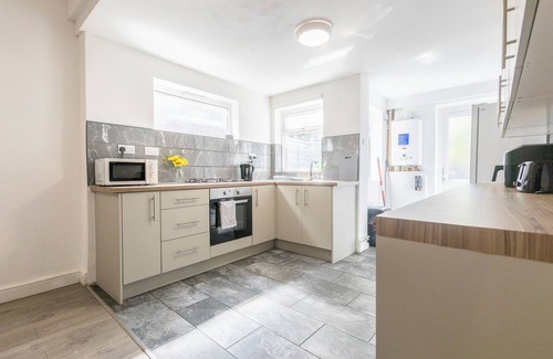 Nottingham House | Green Corner Stay – Stylish Getaway Near Shops, Gym & 10 minis to City Center