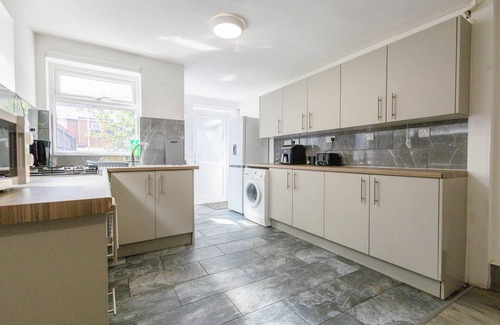 Nottingham House | Green Corner Stay – Stylish Getaway Near Shops, Gym & 10 minis to City Center