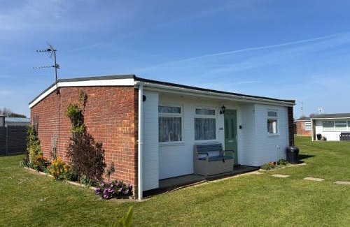 Scratby Ski Chalet | Green Farm, Three Bedroom chalet, pet friendly, FREE WiFi, FREE entry to clubhouse, FREE pool passes plus bed linen and towels included