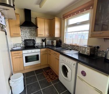 Scratby Ski Chalet | Green Farm, Three Bedroom chalet, pet friendly, FREE WiFi, FREE entry to clubhouse, FREE pool passes plus bed linen and towels included