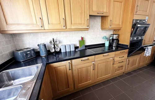 Kidlington House | Green Haven Villa (4-Bedroom)-Parking,Netflix,WIFI