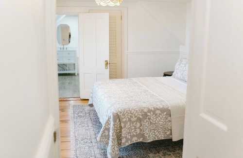 Boothbay Harbor Hotel | Greenleaf Inn 5 - Alyson's Room - Main House King, Ocean views, Large Bath!
