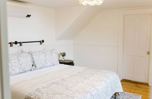 Boothbay Harbor Hotel | Greenleaf Inn 5 - Alyson's Room - Main House King, Ocean views, Large Bath!