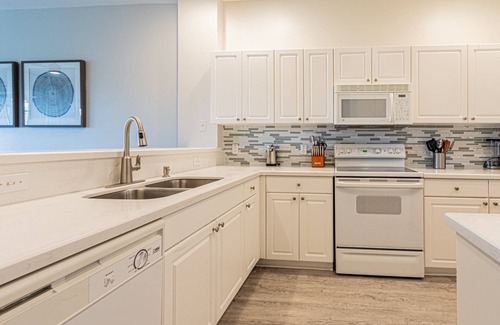 Naples Condo | GreenLinks/Lely: Newly Updated decorated Condo with den, workspace, large smart TV's & lanai seating