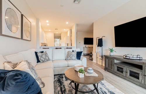 Naples Condo | GreenLinks/Lely: Newly Updated decorated Condo with den, workspace, large smart TV's & lanai seating