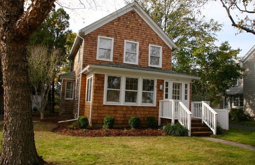 Pipes Cove House | Greenport/West Dublin Stylish Beach House-1/2 Block From the Beach