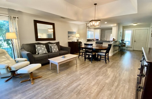 West Beach Cottage | Greenslake Cottage with Golf Course View and community pool access!
