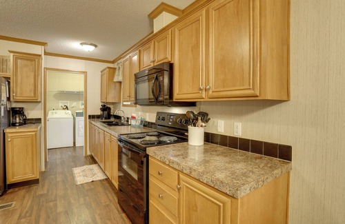 Greers Ferry Cottage | Greers Ferry Lake Access: Cabin w/Boat Slip!