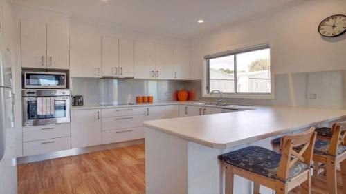 Lake Wangary House | Grey On The Bay