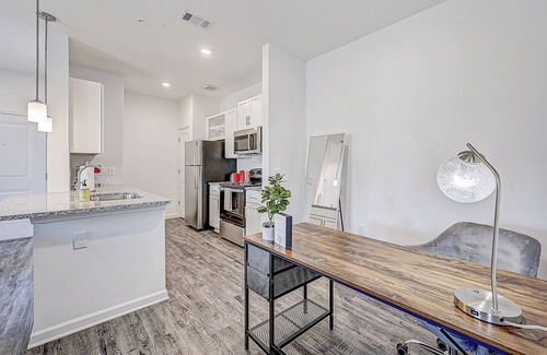 Jacksonville Apartment | ⭐Grey Serenity⭐ 1Br w/Private Balcony Nr DWTN Jax