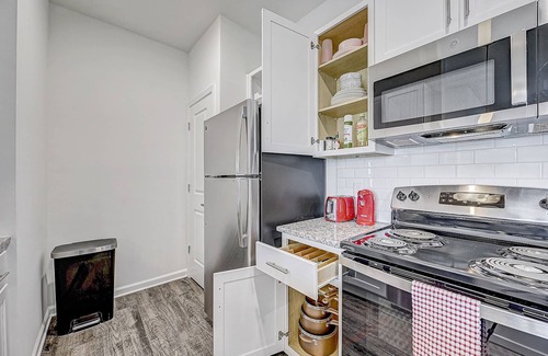 Jacksonville Apartment | ⭐Grey Serenity⭐ 1Br w/Private Balcony Nr DWTN Jax