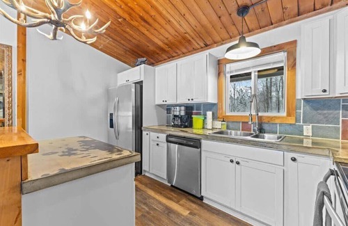 Stowe Area Apartment | Griffin Chalet 5 ~ mile to Stowe