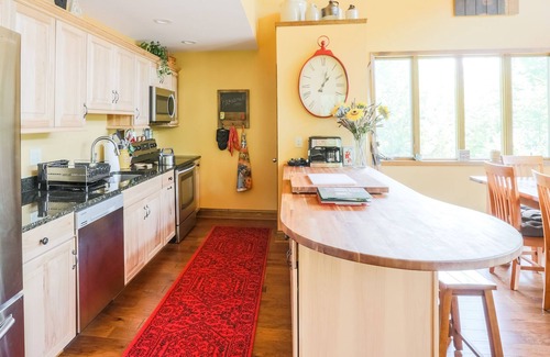 Jewett House | Grill & Chill Retreat: Expansive Deck & Fire Pit