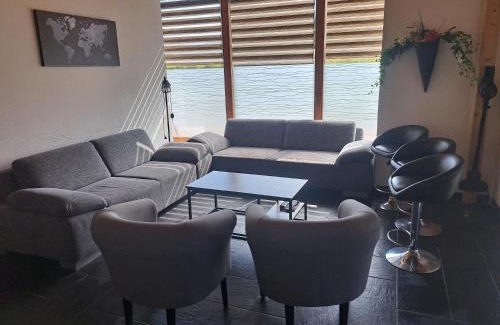 Wald House | Großzügige Wohnung Bachblick