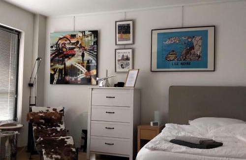 Neustadt-Sued House | Großzügiges Zimmer mit Badezimmer in Rheinwohnung