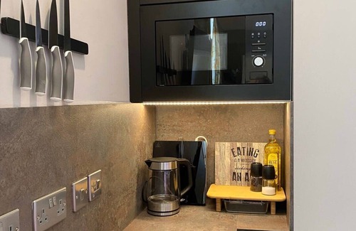 Warrington Apartment | Ground floor compact studio with mini kitchen