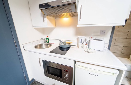 Selly Oak Apartment | Ground floor compact studio near UOB!