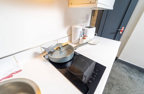 Selly Oak Apartment | Ground floor compact studio near UOB!