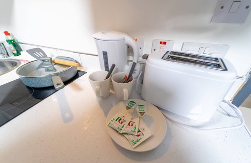 Selly Oak Apartment | Ground floor compact studio near UOB!