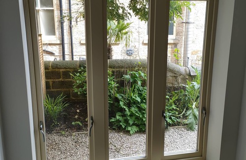 Harrogate Apartment | Ground floor flat in town centre with parking and outdoor space