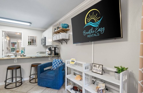 Fort Walton Beach - Destin Condo | Ground Floor Getaway in Destin! Beach Service Included! Pool! Hot Tub!