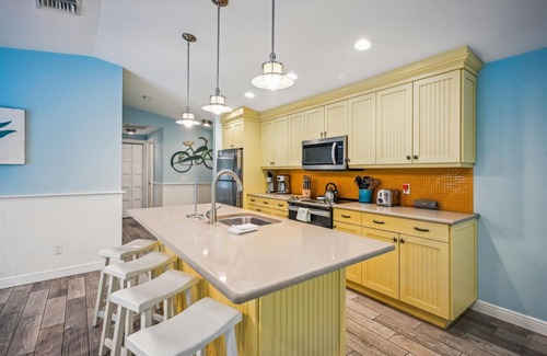 Holmes Beach Cottage | Ground Floor home for 5, short walk to beach and private heated pool! Lovely open living area