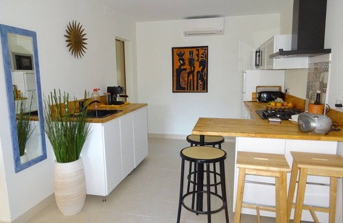 L'Escala House | Ground floor, quiet, air-conditioned, 400ms Riells beach, private parking and shops