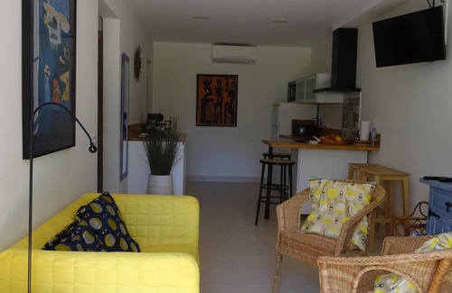 L'Escala House | Ground floor, quiet, air-conditioned, 400ms Riells beach, private parking and shops