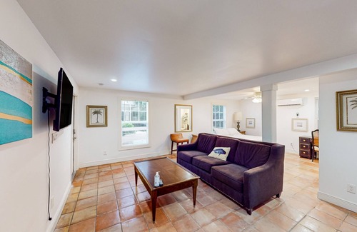 Old Northwood Cottage | Ground-floor studio with shared outdoor area - near beach & attractions