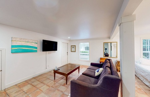 Old Northwood Cottage | Ground-floor studio with shared outdoor area - near beach & attractions