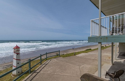 Logsden Condo | Ground floor studio-Oceanfront-Full kitchen-patio!