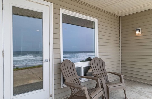 Logsden Condo | Ground floor studio-Oceanfront-Full kitchen-patio!