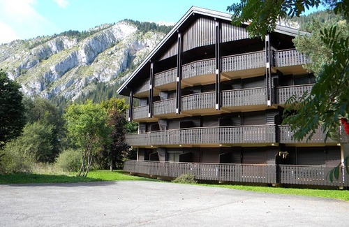 La Chapelle-d'Abondance Apartment | Ground Floor Apartment Near Ski Slopes, Parking, and Balcony