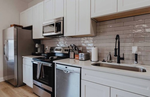 The Gate Apartment | Ground-Level Smart-Lock Studio · Walk to SSM-SLU Hospital · Free Street Parking
