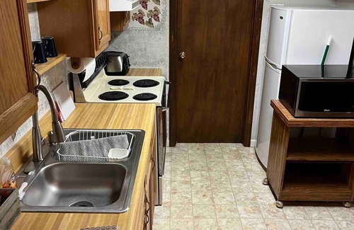 Ligonier Apartment | Ground unit of our Boutique Hotel. Enjoy the only unit with a full kitchen!