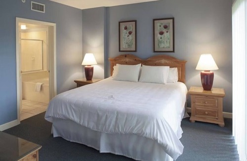 Hilton Head Resort | Group-Friendly 2BR with Lakefront Porch, Kitchen, Tennis, Bikes and Poolside