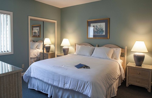 Hilton Head Resort | Group-Friendly 2BR with Lakefront Porch, Kitchen, Tennis, Bikes and Poolside