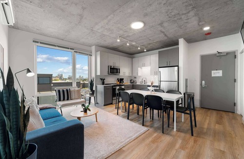 River North Hotel | Group-Ready 3BR Sleek Design & Great Location