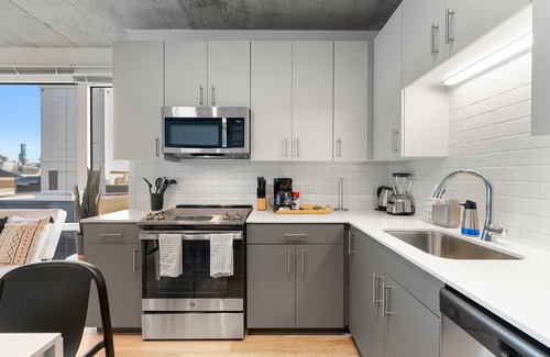 River North Hotel | Group-Ready 3BR Sleek Design & Great Location