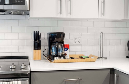 River North Hotel | Group-Ready 3BR Sleek Design & Great Location